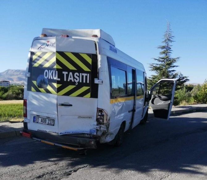 Otomobil ile minibüs çarpıştı: 1 yaralı