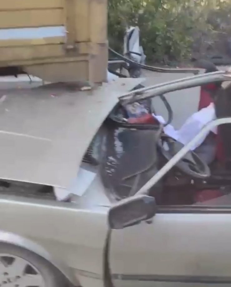 Otomobil, kamyona arkadan çarptı: 1 ölü, 1 yaralı