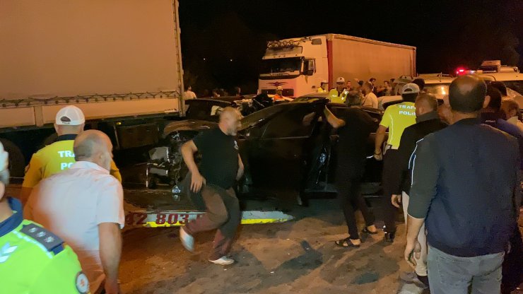 Yola yakıt aktı, 23 araç birbirine girdi: 9 yaralı