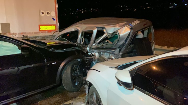 Yola yakıt aktı, 23 araç birbirine girdi: 9 yaralı