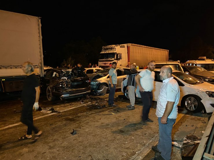 Yola yakıt aktı, 23 araç birbirine girdi: 9 yaralı