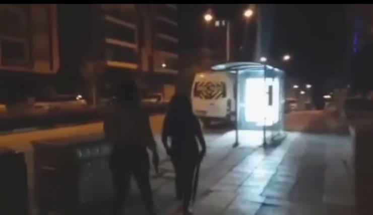 2 kadın, tabanca ve pompalı tüfekle 2 eve ateş açtı