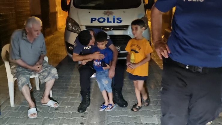 Annelerinin evde yalnız bıraktığı iki çocuk, gece sokakta polis tarafından bulundu