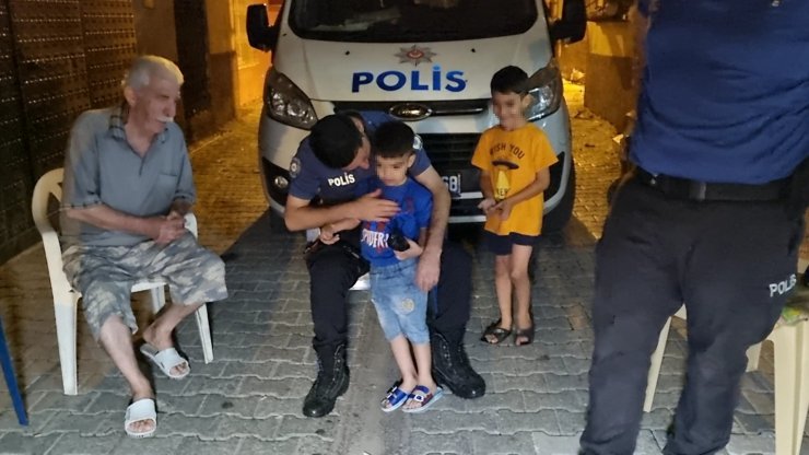 Annelerinin evde yalnız bıraktığı iki çocuk, gece sokakta polis tarafından bulundu