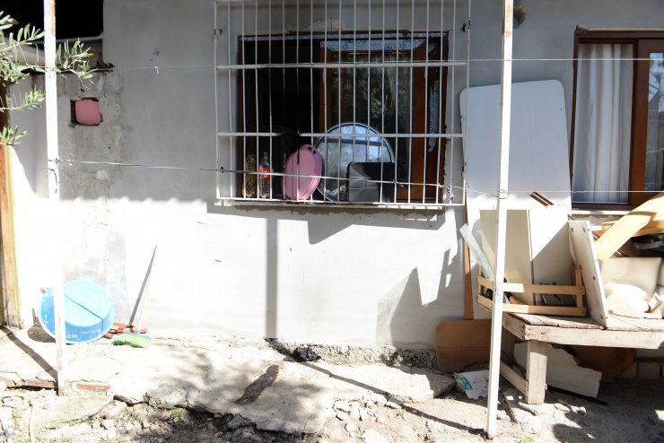 Ayrılmak isteyen sevgilisini dövüp, evi ateşe verdi