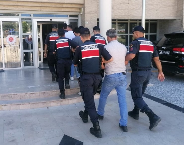 Dikkat çekmemek için kabloları kiraladıkları lüks araçla çalmışlar