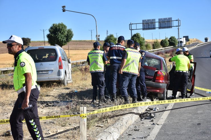 Hafif ticari araçla otomobil çarpıştı: 1 ölü, 6 yaralı