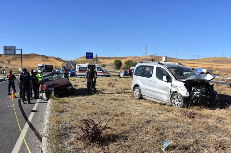 Hafif ticari araçla otomobil çarpıştı: 1 ölü, 6 yaralı