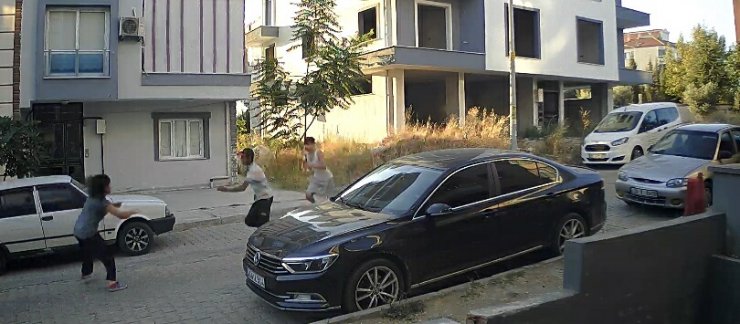 Hırsızı çevredekiler fark etti, kaçma anı kamerada