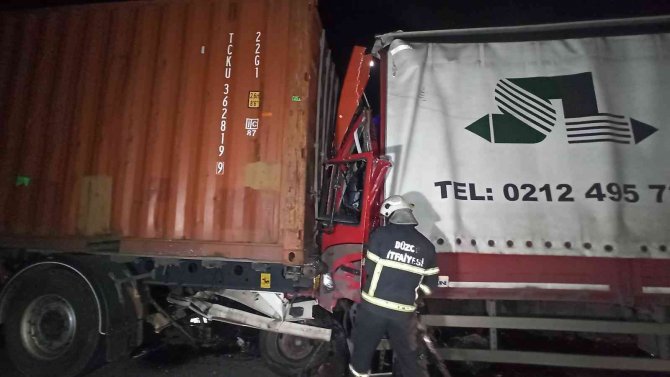 TEM’de tıra arkadan çarpan kamyon kağıt gibi ezildi: 1 ölü