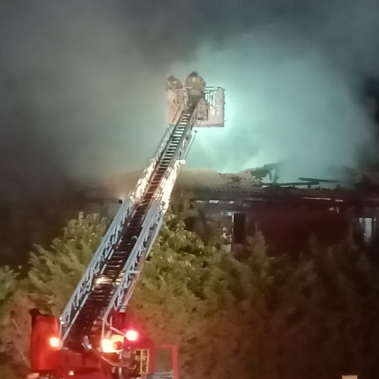 2 katlı ahşap ev yandı