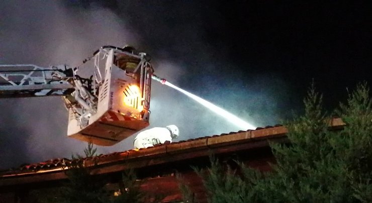 2 katlı ahşap ev yandı