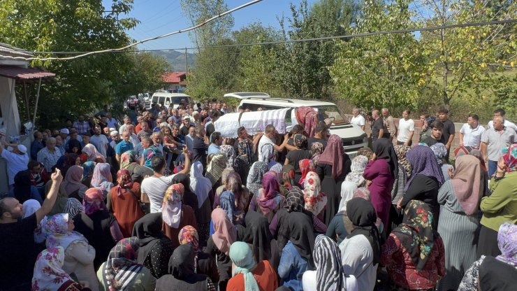 Cezaevinden çıkan eşinin öldürdüğü Arzu, toprağa verildi