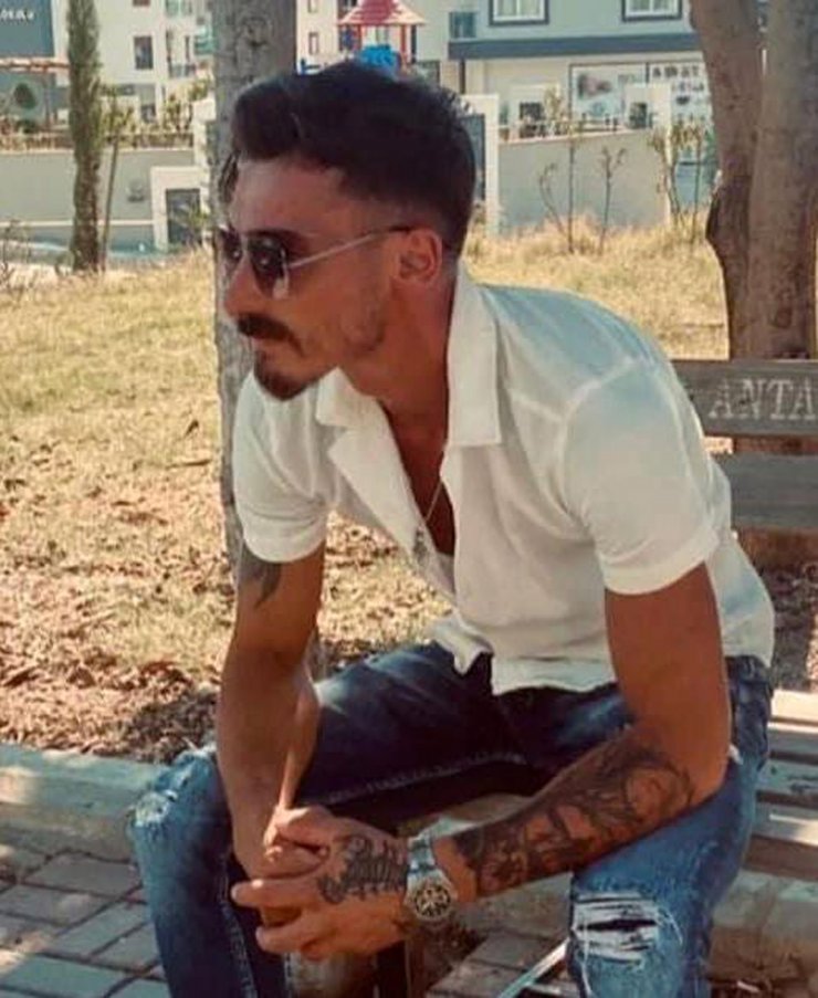 Ev arkadaşını çekiçle öldürüp banka kartlarını çalmış