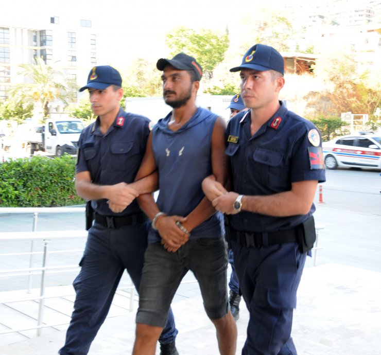 Ev arkadaşını çekiçle öldürüp banka kartlarını çalmış