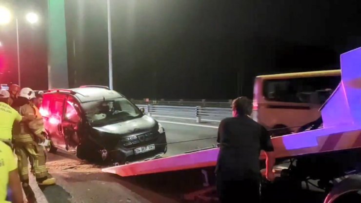 FSM Köprüsü'nde polislerin dur ihtarına uymayan sürücü iki polise çarptı