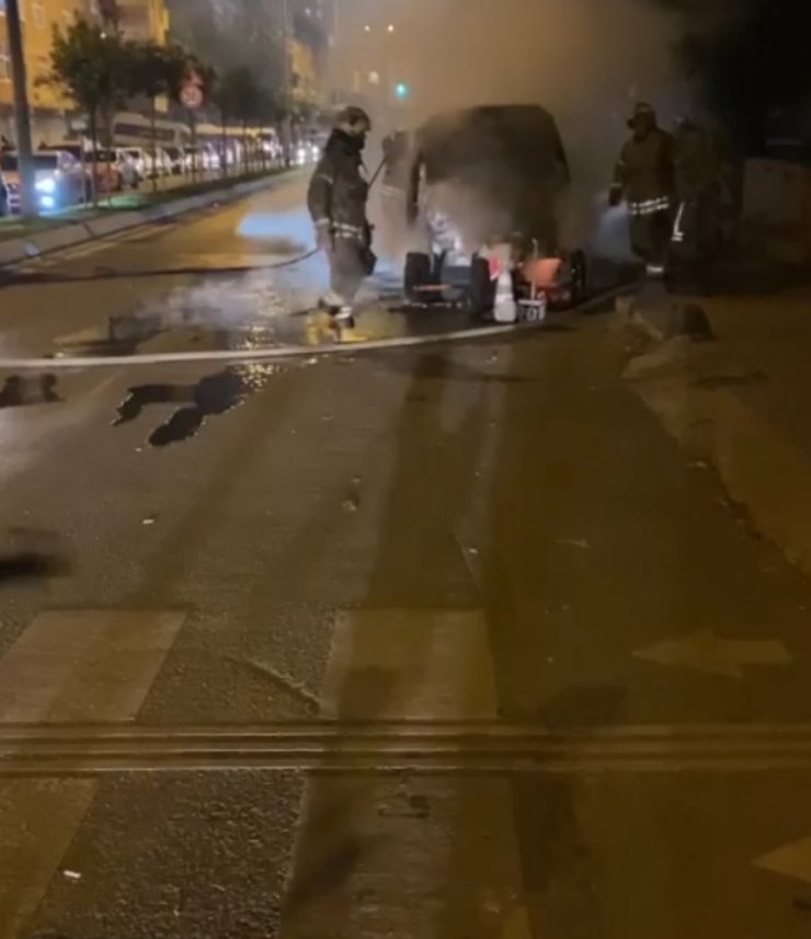 Park halindeki araç alev alev yandı