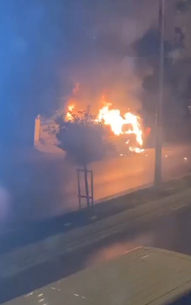 Park halindeki araç alev alev yandı