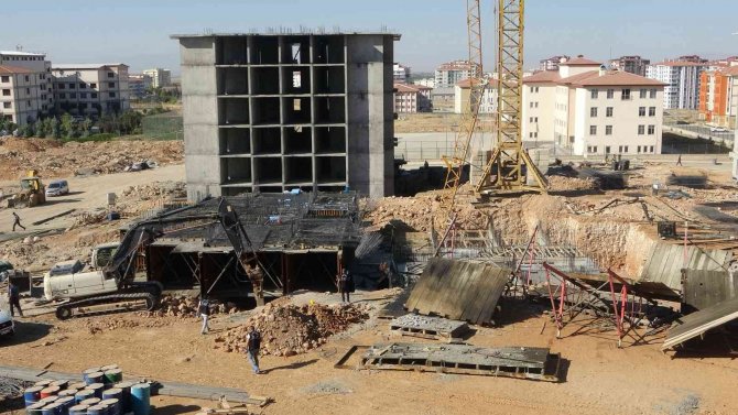 İnşaatta vinç devrildi: 3 ölü, 2 ağır yaralı