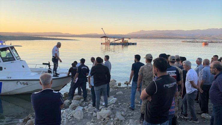 Keban Baraj Gölü’nde batan tekne, 56 metre derinlikte bulundu; balıkçı aranıyor