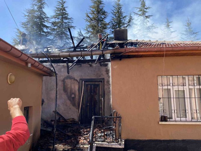 Konya’da müstakil ev yangını! Kullanılamaz hale geldi