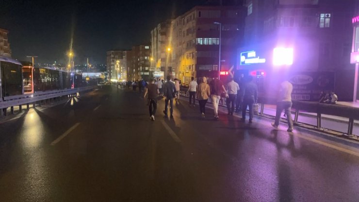 Metrobüs kazası sonrası dakikalarca yol yürüdüler