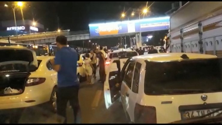 Metrobüs kazası sonrası dakikalarca yol yürüdüler