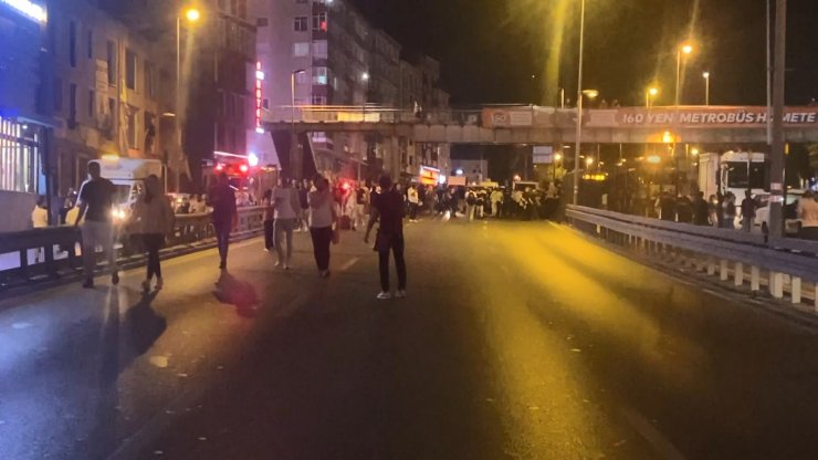Metrobüs kazası sonrası dakikalarca yol yürüdüler