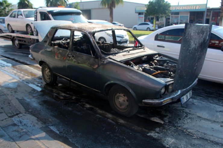 Seyir halindeyken alev alan otomobil yandı