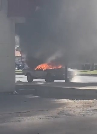 Seyir halindeyken alev alan otomobil yandı