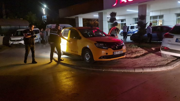 Sokakta yürürken motosikletli saldırganın bıçaklı saldırısına uğradılar