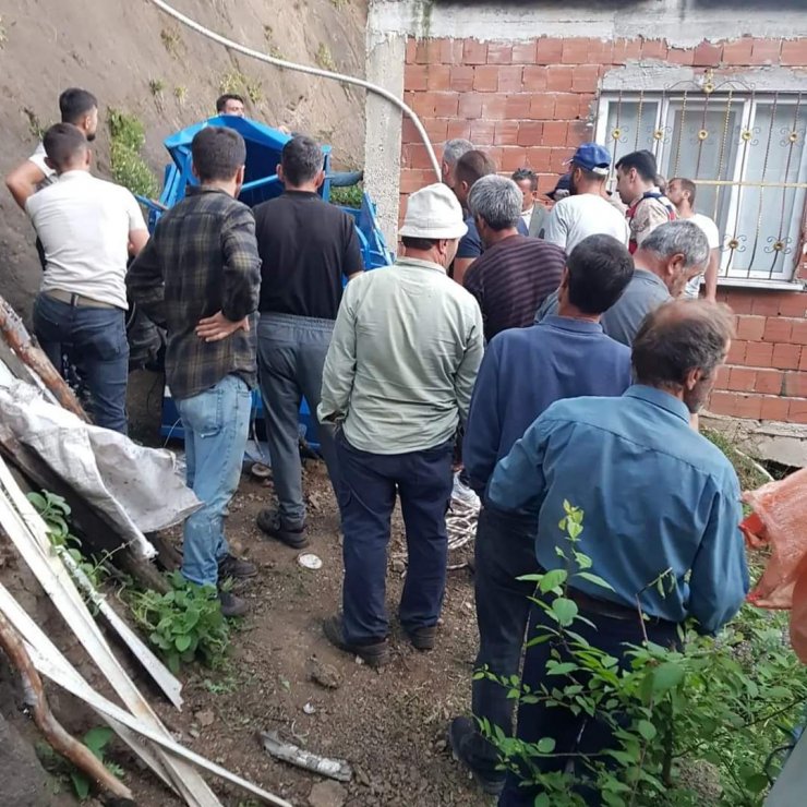 Tarım aracı evin bahçesine devrildi: 1 ölü, 2 yaralı