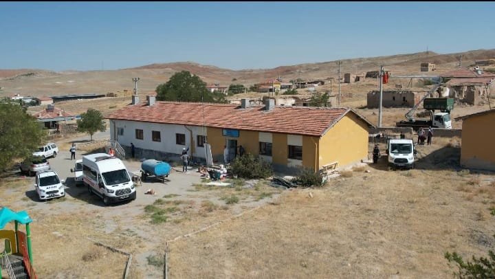 Aksaray'da AFAD gönüllüleri, köy okullarını eğitime hazırladı