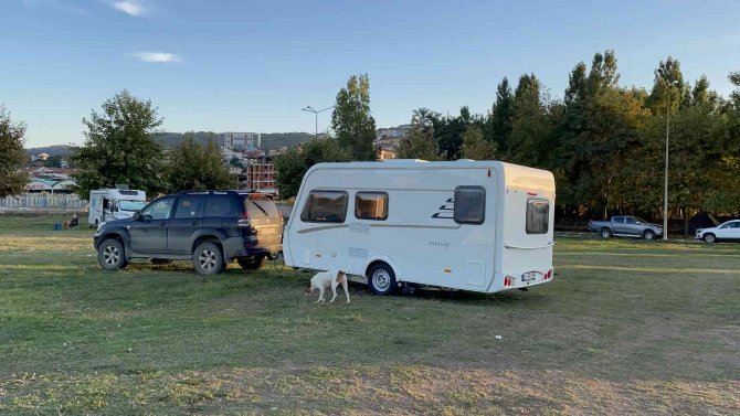 Belediyenin "alanı tahliye edin" dediği karavancılardan tepki
