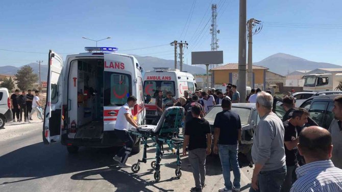 Biri 3 yaşındaki 2 kişi trafik kazasında yaralandı