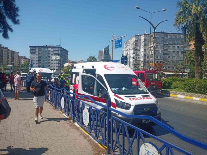 Direksiyon hakimiyetini kaybetti, refüje çarptı: 5 yaralı