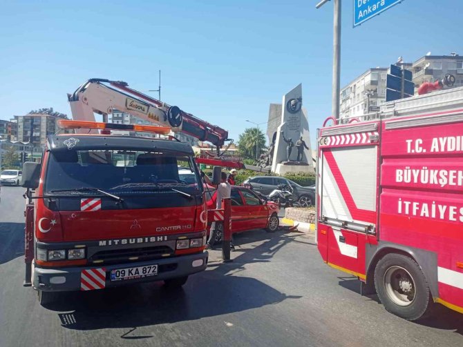 Direksiyon hakimiyetini kaybetti, refüje çarptı: 5 yaralı