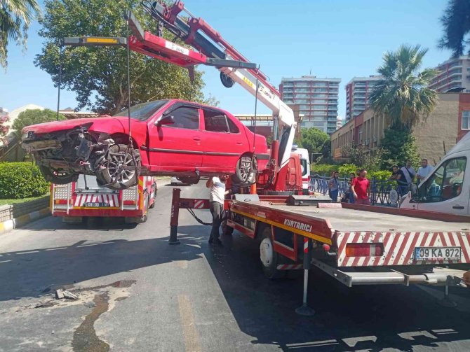 Direksiyon hakimiyetini kaybetti, refüje çarptı: 5 yaralı