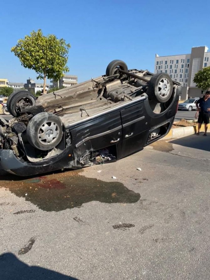 Hafif ticari araç refüje çarptı: 2 yaralı