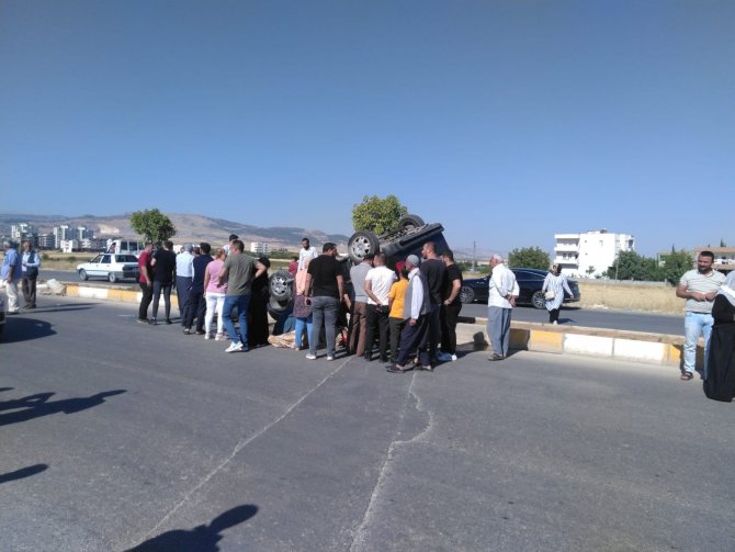 Hafif ticari araç refüje çarptı: 2 yaralı