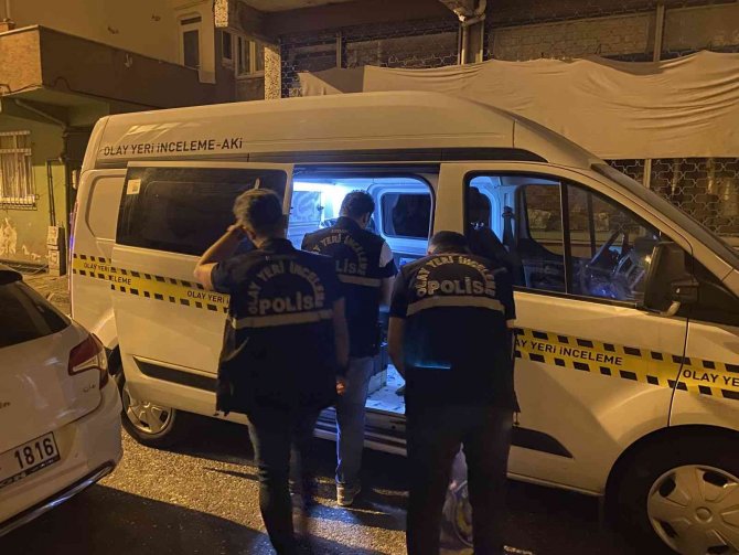 Husumetli olduğu ailenin apartmanına tüfekle ateş açtı