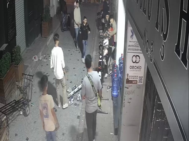 İki grup arasında bıçaklı şişeli kavga kamerada