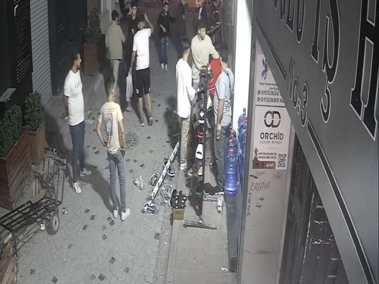 İki grup arasında bıçaklı şişeli kavga kamerada