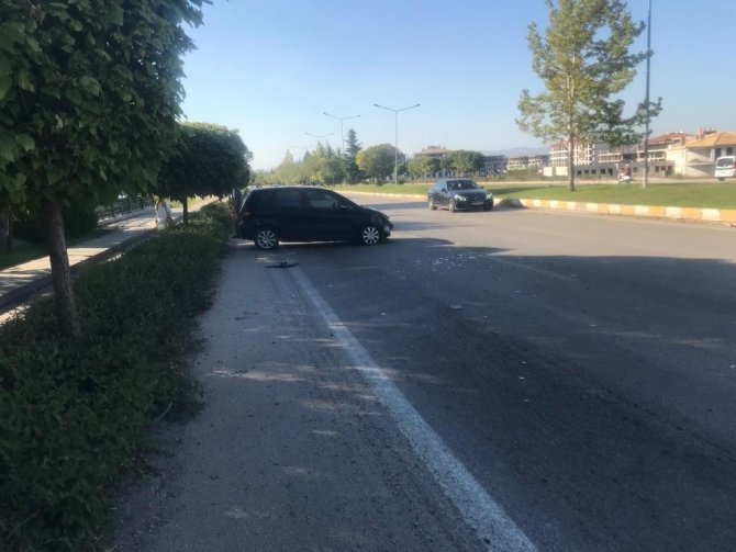 İki otomobil çarpıştı, maddi hasar oluştu