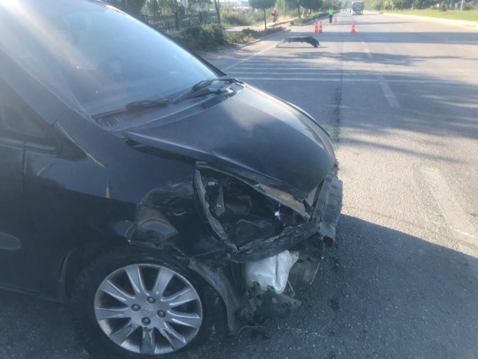 İki otomobil çarpıştı, maddi hasar oluştu
