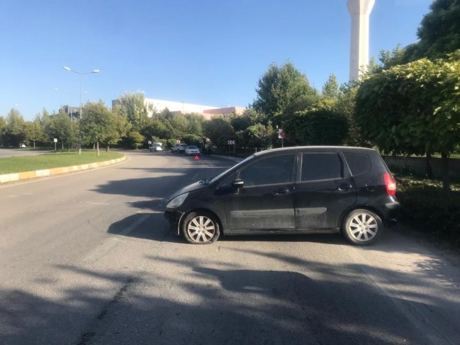 İki otomobil çarpıştı, maddi hasar oluştu