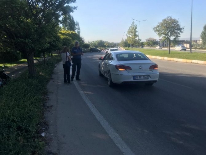 İki otomobil çarpıştı, maddi hasar oluştu