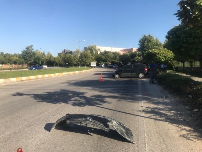 İki otomobil çarpıştı, maddi hasar oluştu