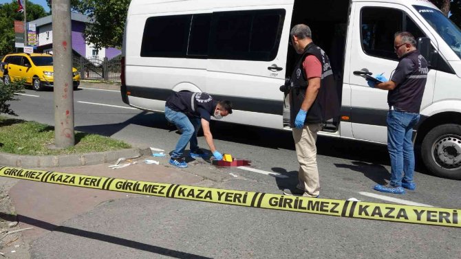 Minibüsün açık kapısından düşen kadın ağır yaralandı