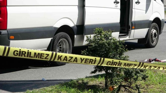 Minibüsün açık kapısından düşen kadın ağır yaralandı